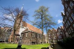 rijkmonument number 382 in Amsterdam's Begijnhof courtyard