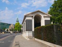 Eastern face of the Tower Hill Memorial with the Church of All-Hallows-by-the-Tower in the background