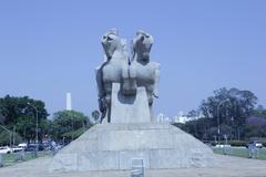 Front view of Monumento às Bandeiras featuring two horses and bandeirantes