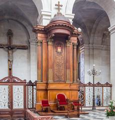 Cathedra in Cathédrale Saint-Louis de La Rochelle