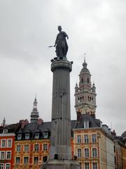 Colonne de la Déesse between the central tower and the belfry in Lille