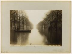 Historical flood scene on Avenue Montaigne, Paris, 1910