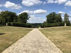 Allée du parc du château de Marly depuis la grille royale