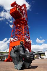 Bar Twister Sculpture by Jesus Lizaso and crane at Bilbao Maritime Museum