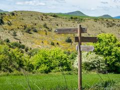 GR 25 hiking trail guidepost in Olarizu, Vitoria-Gasteiz