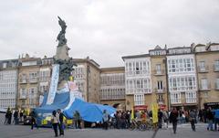 Acampada del Movimiento 15 de Mayo en la Plaza de la Virgen Blanca de Vitoria-Gasteiz