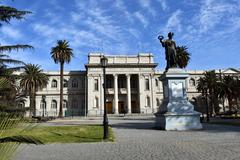 Frontis Museo Nacional de Historia Natural y escultura en Santiago de Chile