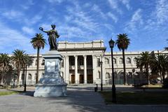 Frontis Museo Nacional de Historia Natural y escultura en el Parque Quinta Normal de Santiago de Chile