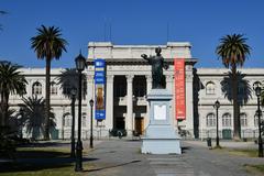 Frontis del Museo Nacional de Historia Natural con escultura, julio 2021