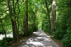 La promenade de Vidy, le long de la Chamberonne, dans la réserve naturelle et ornithologique du parc Louis-Bourget à Lausanne, Suisse