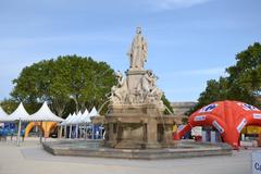 village des partenaires du Tour d'Espagne 2017 entourant la fontaine Pradier à Nîmes