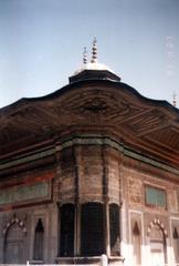 Entrance of the Topkapı Palace with tourists