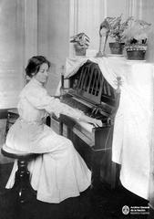 Lola Mora playing a piano