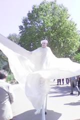 Stilt walker at Jardin d'Acclimatation