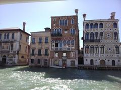 Venedig Canal Grande with boats and historic buildings