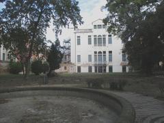 view of Palazzo Savorgnan from adjacent parco pubblico