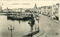 Le port de La Rochelle with quai Duperré and Grosse Horloge in the 1920s