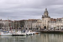 Bassin d'échouage du Port de La Rochelle avec des bateaux de plaisance et la Grosse Horloge par un temps maussade