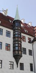 Alter Hof Münchent Affenturm tower view from courtyard fountain