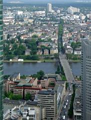 Mittelteil des Museumsufers in Frankfurt