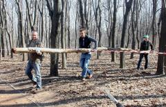 People participating in Media Subbotnik cleaning up Neskuchny Garden