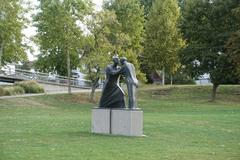 Bronze sculpture 'Begegnung' by Josef Fromm in 1994 at Garten der zwei Ufer in Kehl