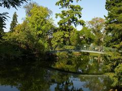 Bordeaux Public Garden with historical building