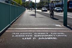 Stencil on Deutz Bridge about life expectancy