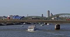 Flusskreuzfahrtschiff A-Rosa Viva an der Deutzer Brücke in Köln