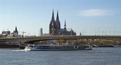 Flusskreuzfahrtschiff Alina bei der Deutzer Brücke in Köln