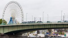 Polizeiautos parken auf der Deutzer Brücke während des AfD-Bundesparteitags 2017 in Köln