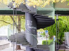 Wendeltreppe an der Nordwestseite der Deutzer Brücke mit Aufschrift „22.4 AFD blockieren!!!“