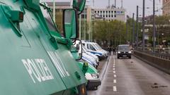 Polizeiautos parken auf der Deutzer Brücke während des AfD Parteitags 2017 in Köln