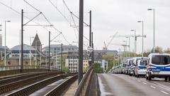 Polizeiautos parken auf der Deutzer Brücke in Köln während des AfD-Bundesparteitags 2017