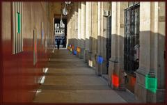 La Galerie de Chartres au Palais Royal avec la palissade du chantier de Buren à gauche