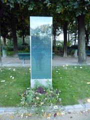 Plaque 'Passant, lis leur noms' at Square René-Viviani in Paris