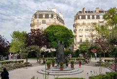 Square René-Viviani in Paris with Jeanclos stele