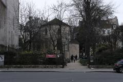 Square René-Viviani historical marker in Paris