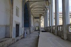 Istanbul porch with fine iwan and blue and white tiled decoration