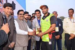 Rajesh Bishnoi Sr. receiving Man of the Match award at RCL 2016