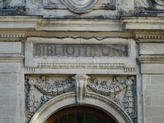 Décor de la porte du musée d'art et d'archéologie du Périgord à Périgueux