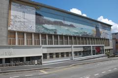 Fresque de mer houleuse sur le mur du musée des Beaux-Arts de Brest