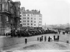 People transporting university zoological collections to Zoological Museum in black and white photo