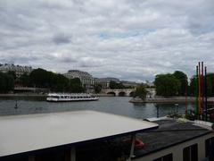 Le Pont Neuf, Ile de la Cité, péniches, and bateau mouche