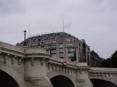 Le Samaritaine and Pont Neuf in Paris