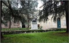 Monumento a Francesco Carrara in front of Palazzo Ducale in Lucca