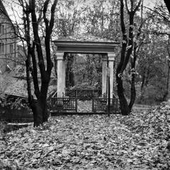 Gazebo in Sinebrychoff Park in black and white