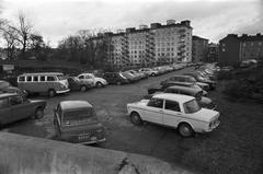 Sinebrychoffin puisto with parked cars and Mallaskatu tunnel