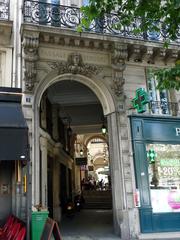 Le passage Vendôme à Paris, entrée par la place de la République