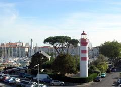 Alignment of the two lighthouses in the old port of La Rochelle